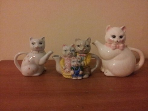 How many creepy cat teapots do you have?  I have three.